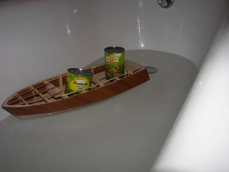 Erste Schwimmversuche. Es schwimmt, nimmt aber Wasser.