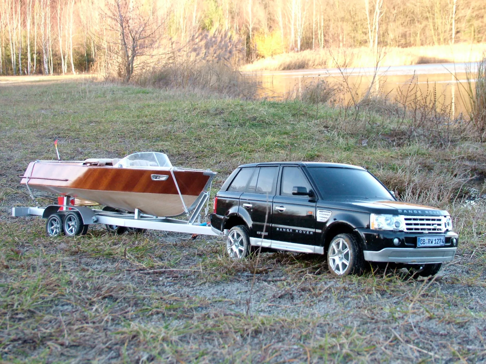 Range Rover mit Bootsanhänger und Maxim am See